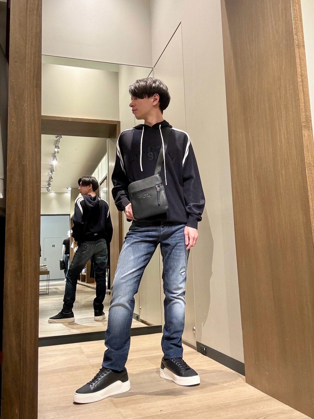 「アルマーニエクスチェンジ、AXchanger、AXchange、armaniexchange、低身長、低身長コーデ、ストリート、ストリートコーデ、ストリートMIX、スニーカー、デニム、パーカー、ニット、ショルダーバッグ、シンプルコーデ」｜「ARMANI EXCHANGEのアイテム（シューズ、ブラック系）」を使った、SHOさん（メンズ・164cm）の春コーディネートの1枚目の写真