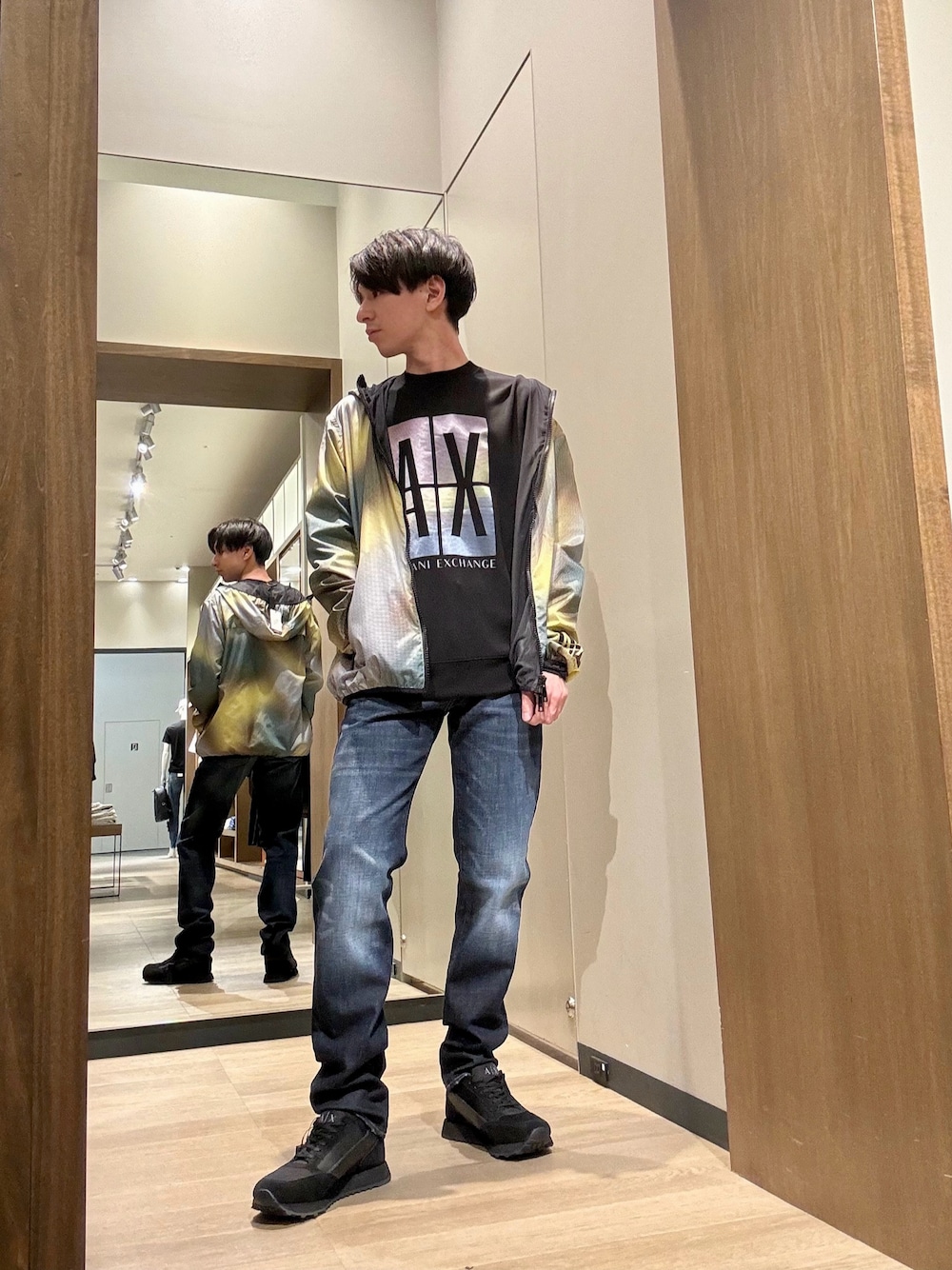「アルマーニエクスチェンジ、ARMANIEXCHANGE、AXchanger、AXchange、低身長、低身長コーデ、ストリート、デニム、ストリートコーデ、スニーカー、パーカー、スポーツミックス、カジュアルコーデ、アウトドアスタイル、おでかけコーデ」｜「ARMANI EXCHANGEの【A|Xアルマーニ エクスチェンジ】ロゴ　レースアップスニーカー（スニーカー、ブラック系）」を使った、SHOさん（メンズ・164cm）の春コーディネートの1枚目の写真