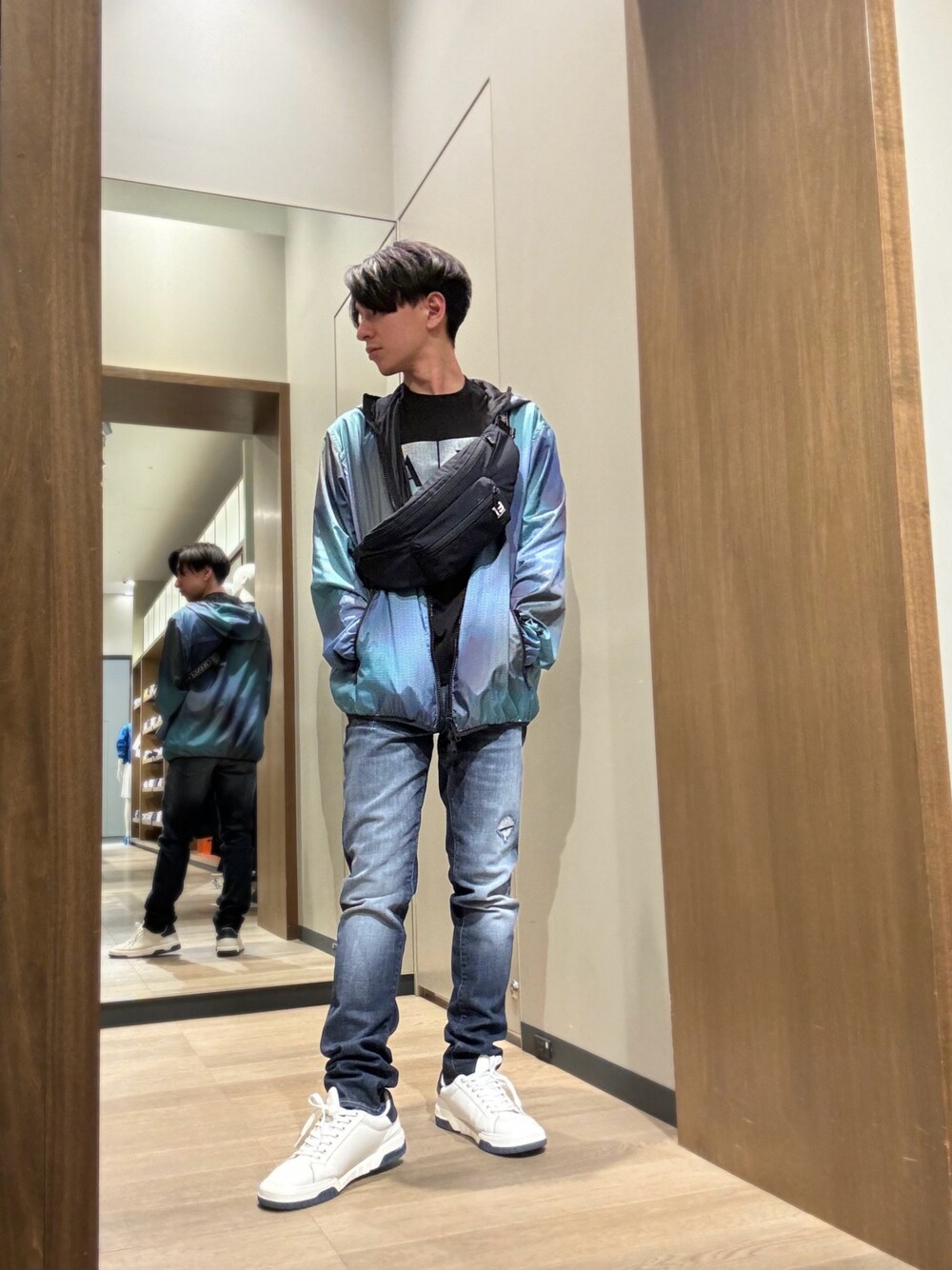 「AXchanger、AXchange、ARMANIEXCHANGE、アルマーニエクスチェンジ、低身長、低身長コーデ、ストリート、ストリートコーデ、スニーカー、デニム、アウター、ショルダーバッグ、メンズファッション、休日コーデ、おでかけコーデ」｜「ARMANI EXCHANGEの【A|X アルマーニ エクスチェンジ】レースアップスニーカー（スニーカー、ホワイト系）」を使った、SHOさん（メンズ・164cm）の春コーディネートの1枚目の写真