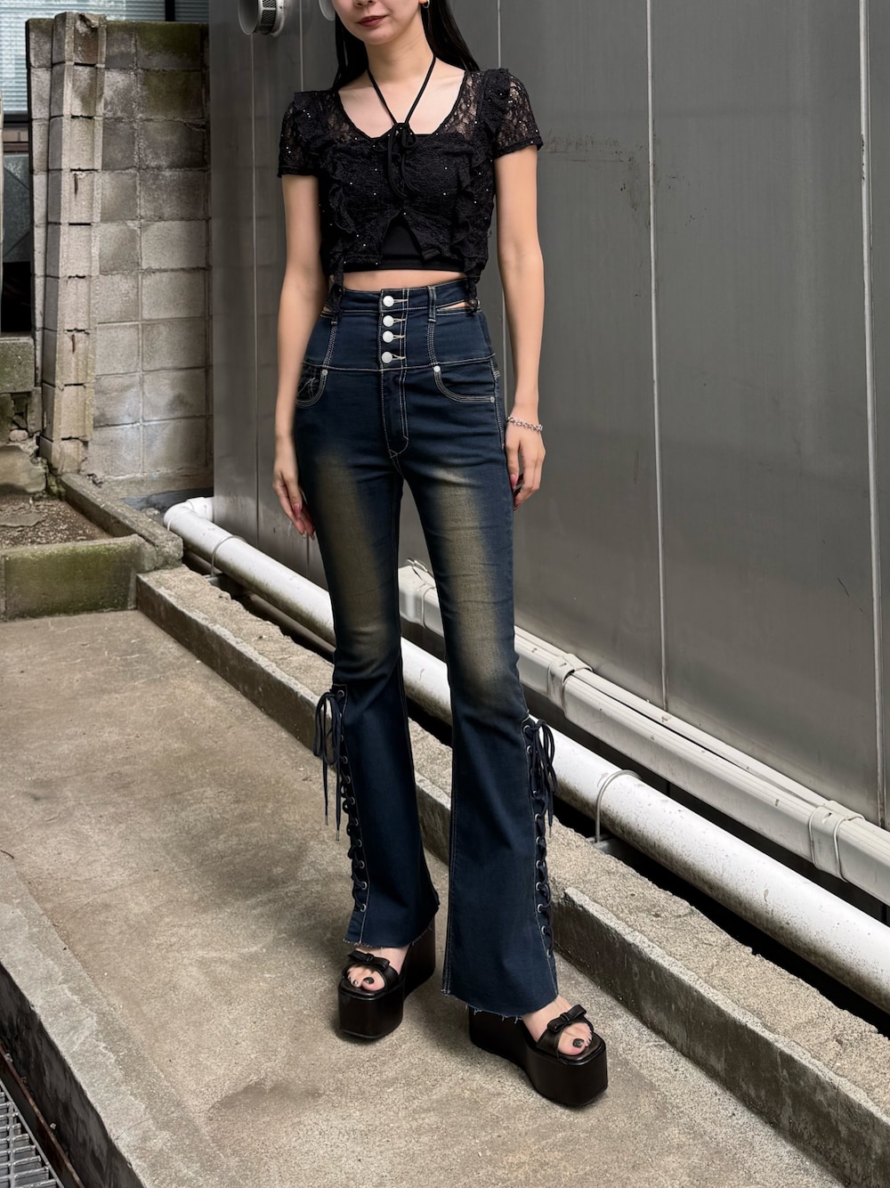 ブラック系のサンダル、ブルー系のデニムパンツ、ブラック系のTシャツ/カットソーを着用したレディースの夏コーディネートの1枚目の写真