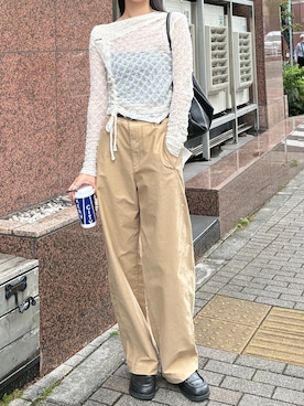 「EMODA（エモダ）のアシンメトリーオフショルダートップ（Tシャツ/カットソー、ホワイト系）」を使った、内藤和香さん（レディース・169cm）の春コーディネート