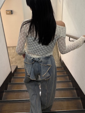 「EMODA（エモダ）のバックリボンルーズジーンズ（デニムパンツ、ブルー系）」を使った、内藤和香さん（レディース・169cm）の春コーディネート