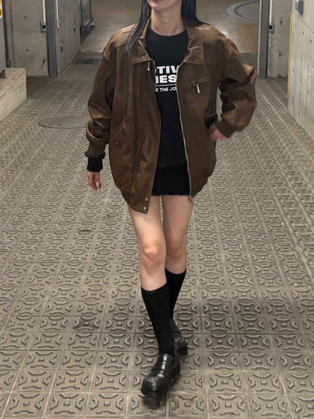 ブラック系のスカート、ブラック系のスウェット、ブラウン系のブルゾンを着用したレディースの秋コーディネートの1枚目の写真