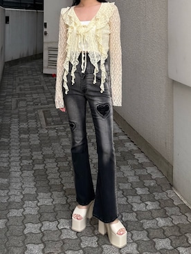 「EMODA（エモダ）のハートダメージハイウエストフレアパギンス（デニムパンツ、ブラック系）」を使った、内藤和香さん（レディース・169cm）の春コーディネート