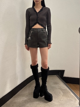 「EMODA（エモダ）のチャームチェーンショルダーバッグ（ショルダーバッグ、ブラック系）」を使った、内藤和香さん（レディース・169cm）の秋コーディネート
