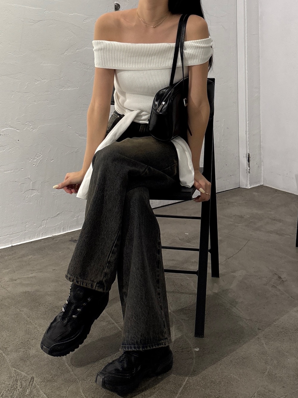 ホワイト系のニット/セーターを着用したレディースの夏コーディネートの1枚目の写真