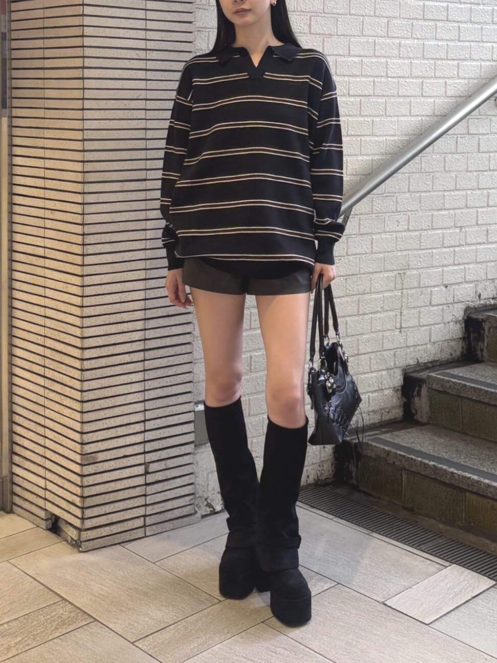 ブラック系のショルダーバッグ、ブラック系のその他パンツ、ブラック系のブーツを着用したレディースの秋コーディネートの1枚目の写真