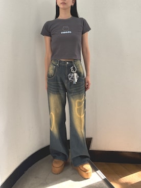 「EMODA（エモダ）の【ちいかわ】シルエットルーズジーンズ（Denim pants、ブルー系）」を使った、内藤和香さん（レディース・169cm）の夏コーディネート