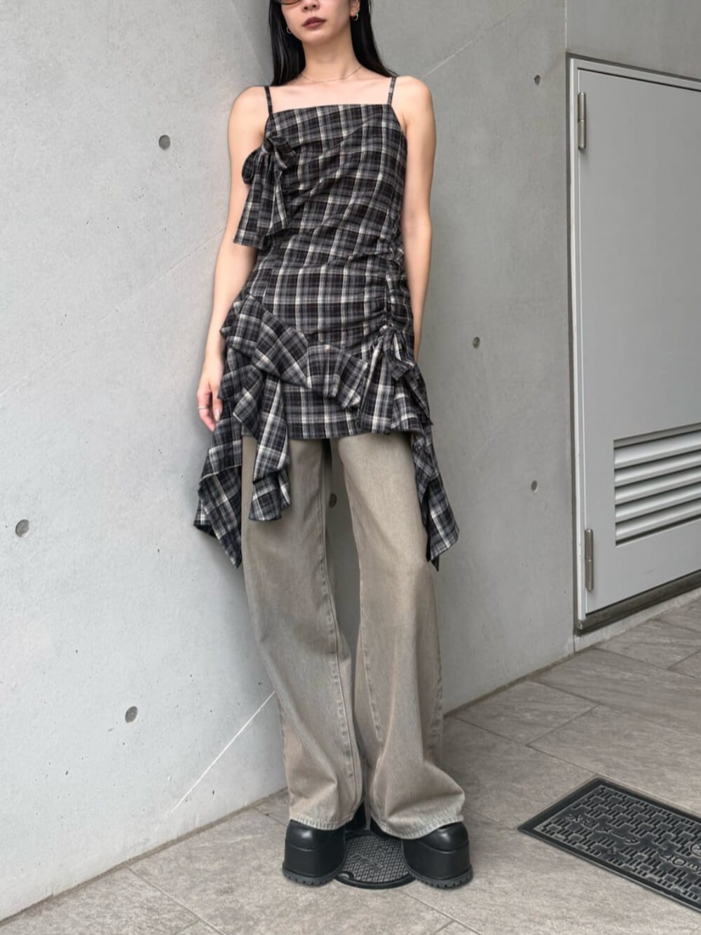 ブラウン系のデニムパンツ、ブラック系のワンピース、ブラック系のローファーを着用したレディースの夏コーディネートの1枚目の写真