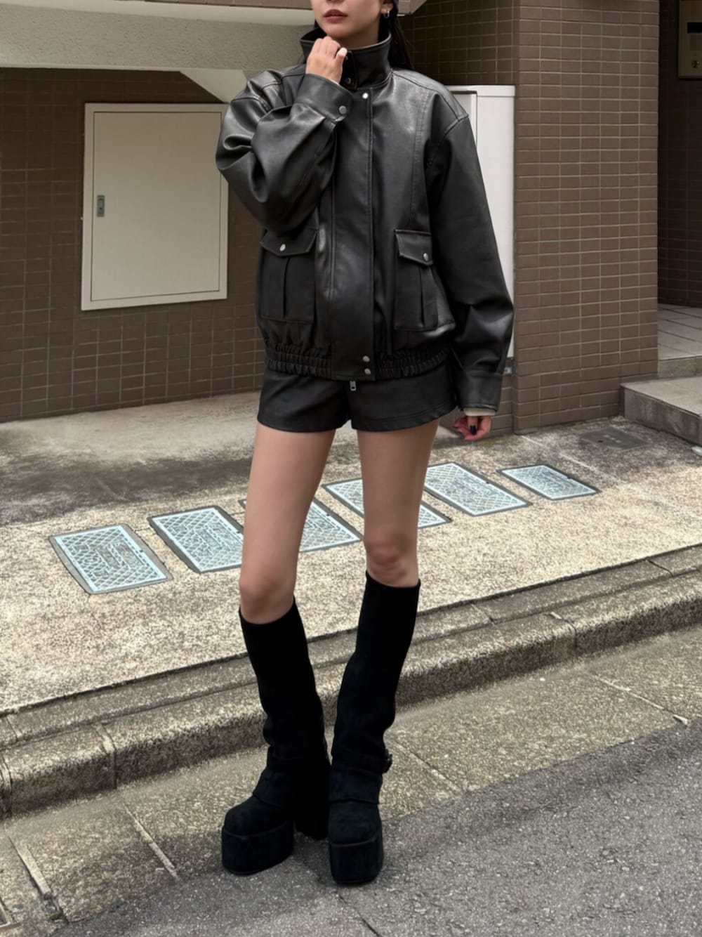 ブラック系のその他パンツ、ブラック系のブーツ、ブラック系のブルゾンを着用したレディースの秋コーディネートの1枚目の写真