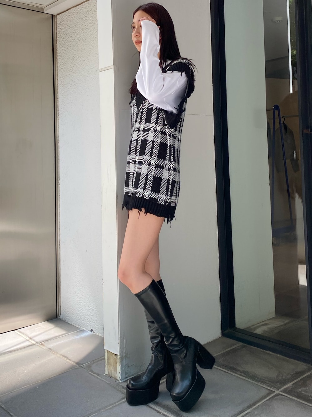 その他のベスト、その他のブーツ、ホワイト系のTシャツ/カットソーを着用したレディースの夏コーディネートの1枚目の写真