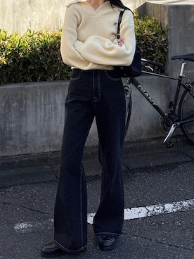 「EMODA（エモダ）のミッドワイドジャストウエストジーンズ（デニムパンツ、ブルー系）」を使った、内藤和香さん（レディース・169cm）の春コーディネート