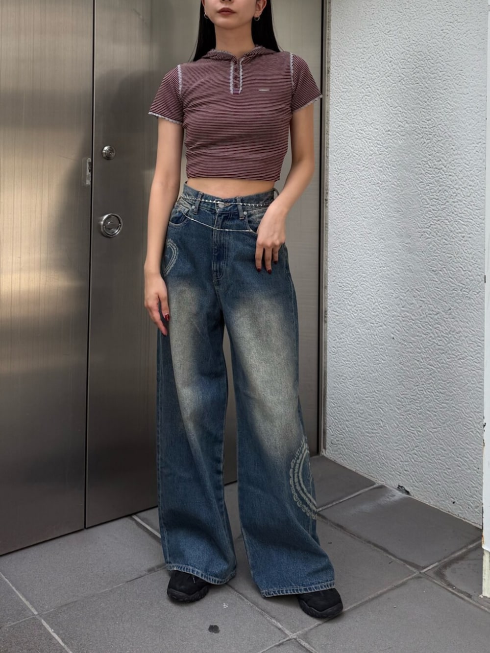 ブルー系のデニムパンツ、レッド系のTシャツ/カットソー、ブラウン系のスニーカーを着用したレディースの夏コーディネートの1枚目の写真