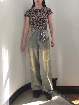 「EMODA（エモダ）の【ちいかわ】シルエットルーズジーンズ（Denim pants、ブルー系）」を使った、内藤和香さん（レディース・169cm）の夏コーディネート