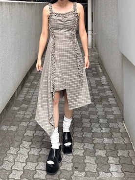 「EMODA（エモダ）のテープフリルアシンメトリーマキシワンピース（ワンピース、ベージュ系）」を使った、内藤和香さん（レディース・169cm）の春コーディネート