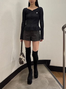 「EMODA（エモダ）のフェイクレザーショートパンツ（その他パンツ、ブラック系）」を使った、内藤和香さん（レディース・169cm）の秋コーディネート