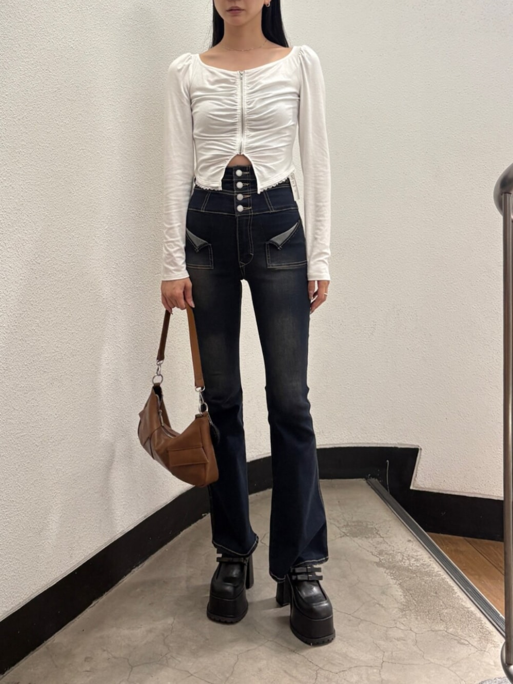 ブラック系のローファー、ホワイト系のTシャツ/カットソー、ブルー系のデニムパンツを着用したレディースの秋コーディネートの1枚目の写真