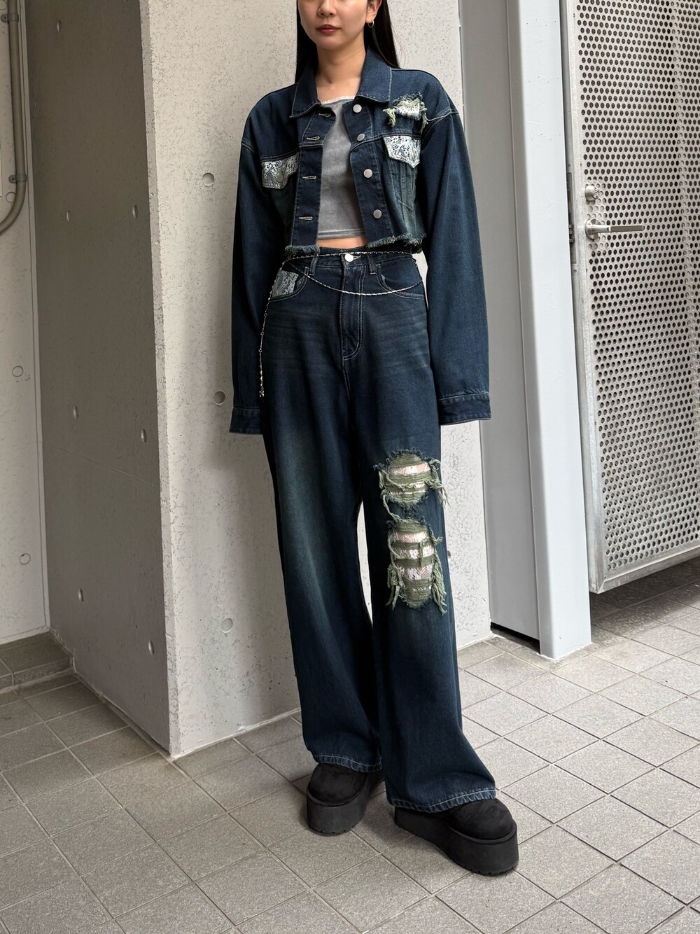 ブルー系のデニムパンツ、ブルー系のブルゾン、ブラック系のスリッポンを着用したレディースの秋コーディネートの1枚目の写真