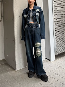 「EMODA（エモダ）のダメージルーズジーンズ（デニムパンツ、ブルー系）」を使った、内藤和香さん（レディース・169cm）の秋コーディネート