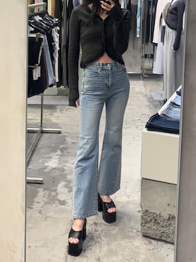 「EMODA（エモダ）のミニマルジャストウエストフレアデニム（デニムパンツ、ブルー系）」を使った、内藤和香さん（レディース・169cm）の春コーディネート