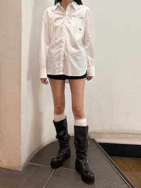 「EMODA（エモダ）のワイドボディフーディシャツ（シャツ/ブラウス、ホワイト系）」を使った、内藤和香さん（レディース・169cm）の春コーディネート