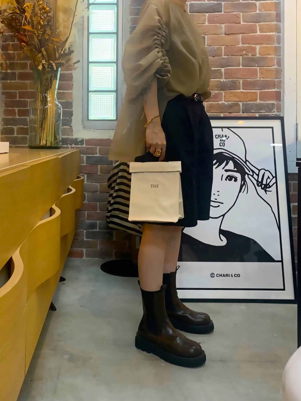 「お出かけコーデ、秋服、パンツスタイル、キレイめカジュアル、秋コーデ、大人女子、モード、ボリューム袖、サイドゴアブーツ、シュートブーツ」｜「THEのTHE SHOPPER BAG A5/ショッパー バッグ/サブバッグ/トートバッグ【THE (ザ)】（トートバッグ、ホワイト系）」を使った、yukicheeeseさん（レディース・160cm）の秋コーディネートの1枚目の写真