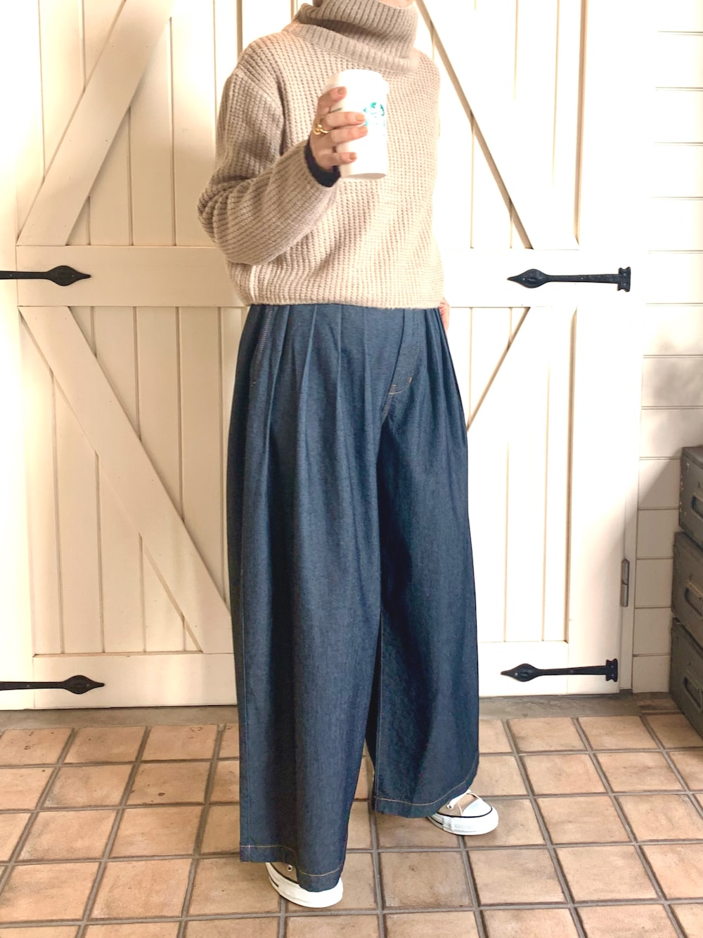 「秋のコーデ、休日スタイル、大人女子、秋カラー、着回しコーデ、オトナカワイイ、秋コーデ、シンプル、秋服、スニーカーコーデ、デニム、ニット、ハイネック、23AW秋の新作、タートルネック」｜「CALIFORNIA OUTFITTERSの2-8D3 ローゲージ　ワイド　タートルネック　ニット　セーター 【Maison select -メゾンセレクト-】ショート丈/ ざっくり/ ゆったり（ニット/セーター、ベージュ系）」を使った、yukicheeeseさん（レディース・160cm）の秋コーディネートの1枚目の写真