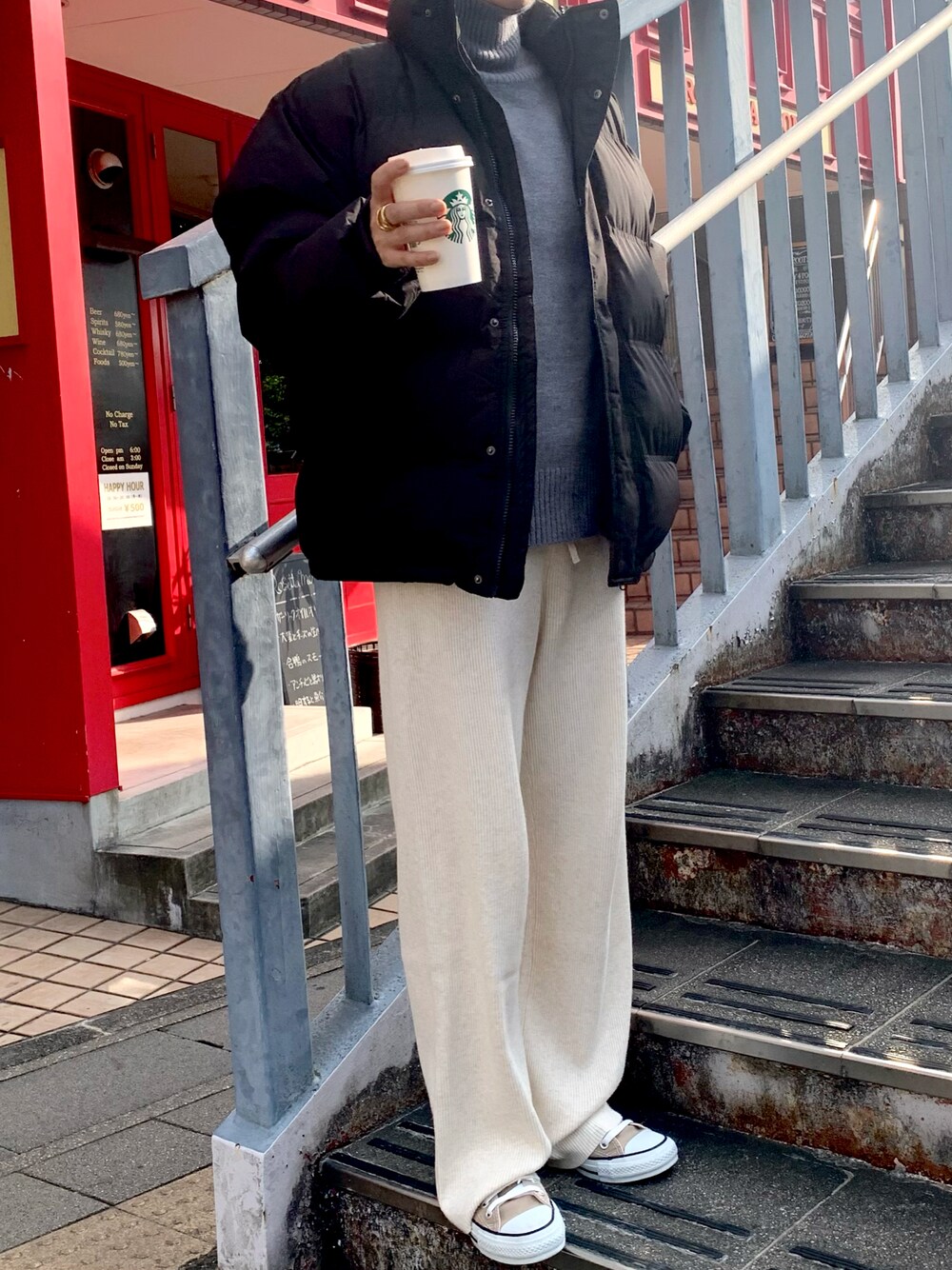 「休日スタイル、大人女子、きれいめカジュアル、シンプル、スニーカーコーデ、UNIQLO、冬コーデ、ハイネック、大人コーデ、23AW秋の新作、アウター、タートルネック、タートルネックニット」｜「CONVERSE ALL STARのアイテム（スニーカー、ベージュ系）」を使った、yukicheeeseさん（レディース・160cm）の秋コーディネートの1枚目の写真