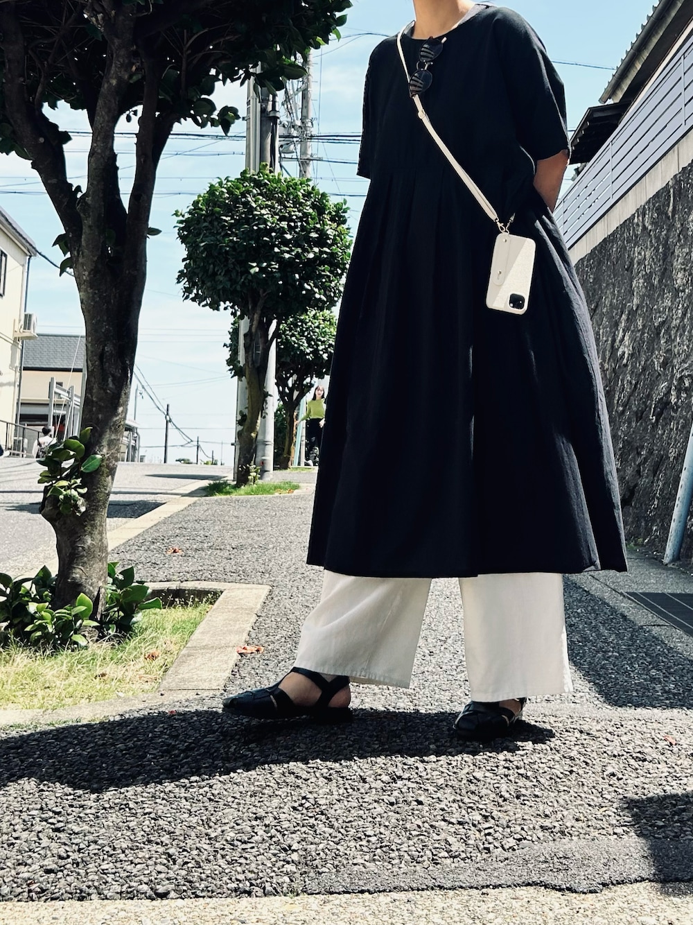「おでかけコーデ、きれいめカジュアル、大人かわいい、夏、ワイドパンツ、ラクチンコーデ、フラットシューズ、スマホショルダー、モノトーン、モノトーンコーデ」｜「folkaの1-2WAYコットン ワイドワンピース【folka(フォルカ)】（ワンピース、ブラック系）」を使った、yukicheeeseさん（レディース・160cm）の春コーディネートの1枚目の写真