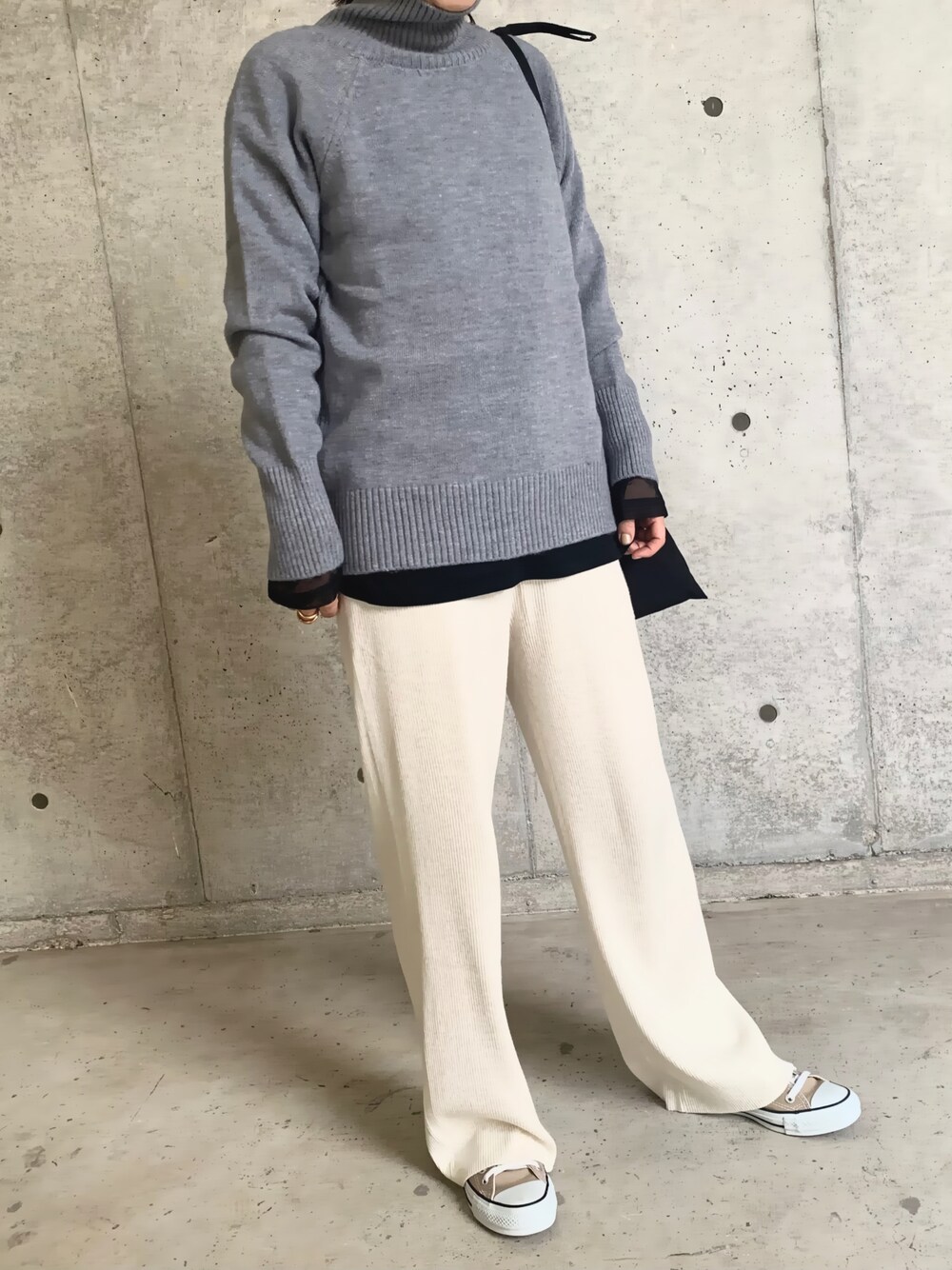 「秋のコーデ、休日スタイル、大人女子、きれいめカジュアル、シンプル、シンプルコーデ、お出かけコーデ、秋服、スニーカーコーデ、UNIQLO、ニット、キレイめカジュアル、タートルネック、リブニット、タートルネックニット」｜「UNIQLOのアイテム（その他パンツ、ベージュ系）」を使った、yukicheeeseさん（レディース・160cm）の秋コーディネートの1枚目の写真