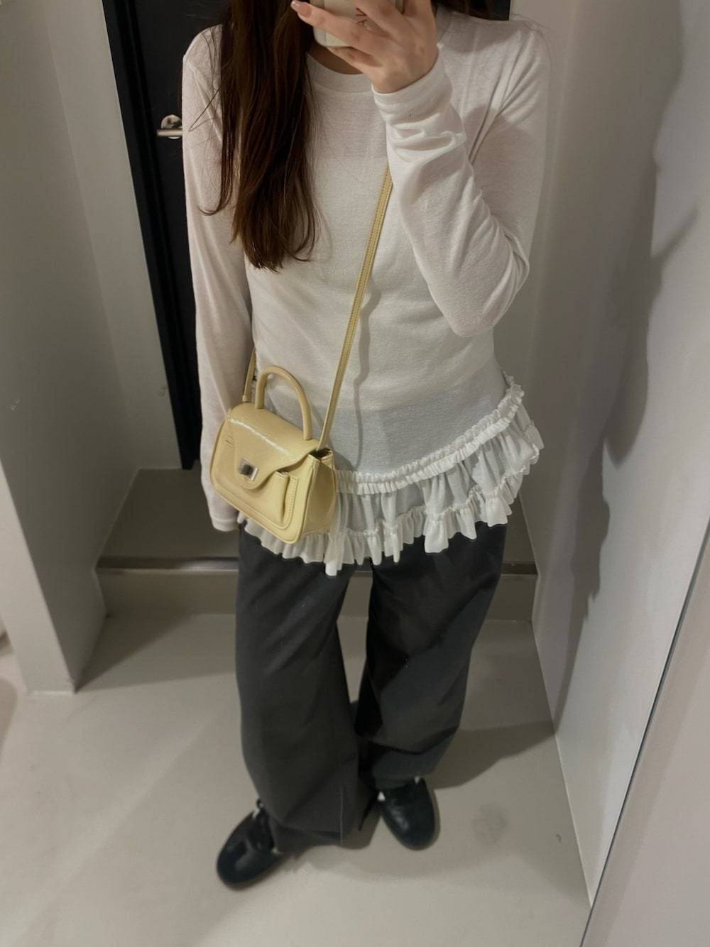 「春めき満開コーデ、フリルトップス、スラックス、パンツスタイル、パンツコーデ」｜「UNIQLOのアイテム（パンツ、グレー系）」を使った、Rさん（レディース・153cm）の春コーディネートの1枚目の写真