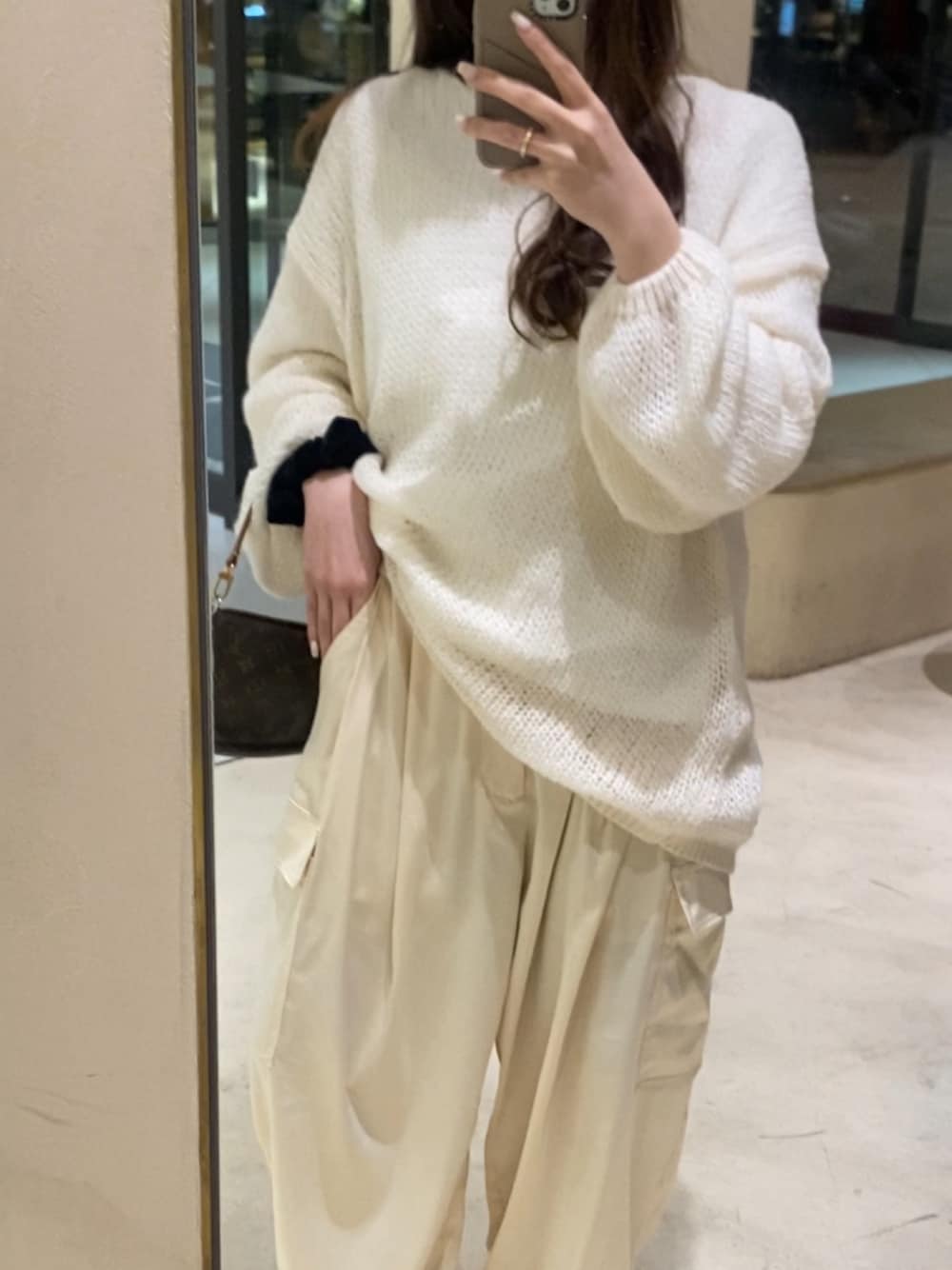 「春のおしゃ見えテクニック、お出かけコーデ、春服コーデ、春服、ワントーンコーデ、ホワイトコーデ、淡色コーデ、パンツコーデ」｜「Aunt Marie'sの【新色追加！】モヘアライクルーズニット（ニット/セーター、ホワイト系）」を使った、Rさん（骨格ウェーブ・レディース・153cm）の春コーディネートの1枚目の写真
