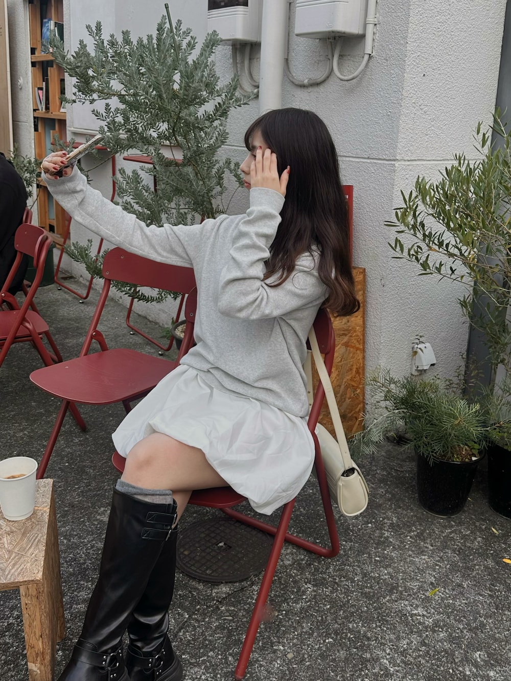 「真冬のあったかスタイル、スカートコーデ、白スカート、ロングブーツ、ブーツ、ポロニット、低身長コーデ、韓国ファッション」｜「Brandy Melvilleのアイテム（トップス、グレー系）」を使った、Rさん（レディース・153cm）の冬コーディネートの1枚目の写真