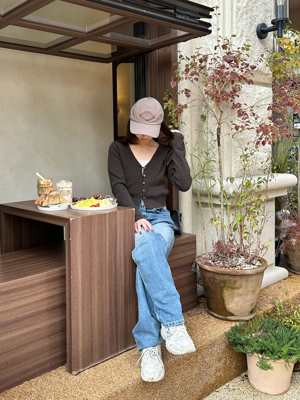 「新星WEARISTAにエントリー、デニムコーデ、韓国ファッション、韓国ブランド、キャップコーデ」｜「8secondsのアイテム（トップス、ブラウン系）」を使った、Rさん（骨格ウェーブ・レディース・153cm）の冬コーディネートの1枚目の写真