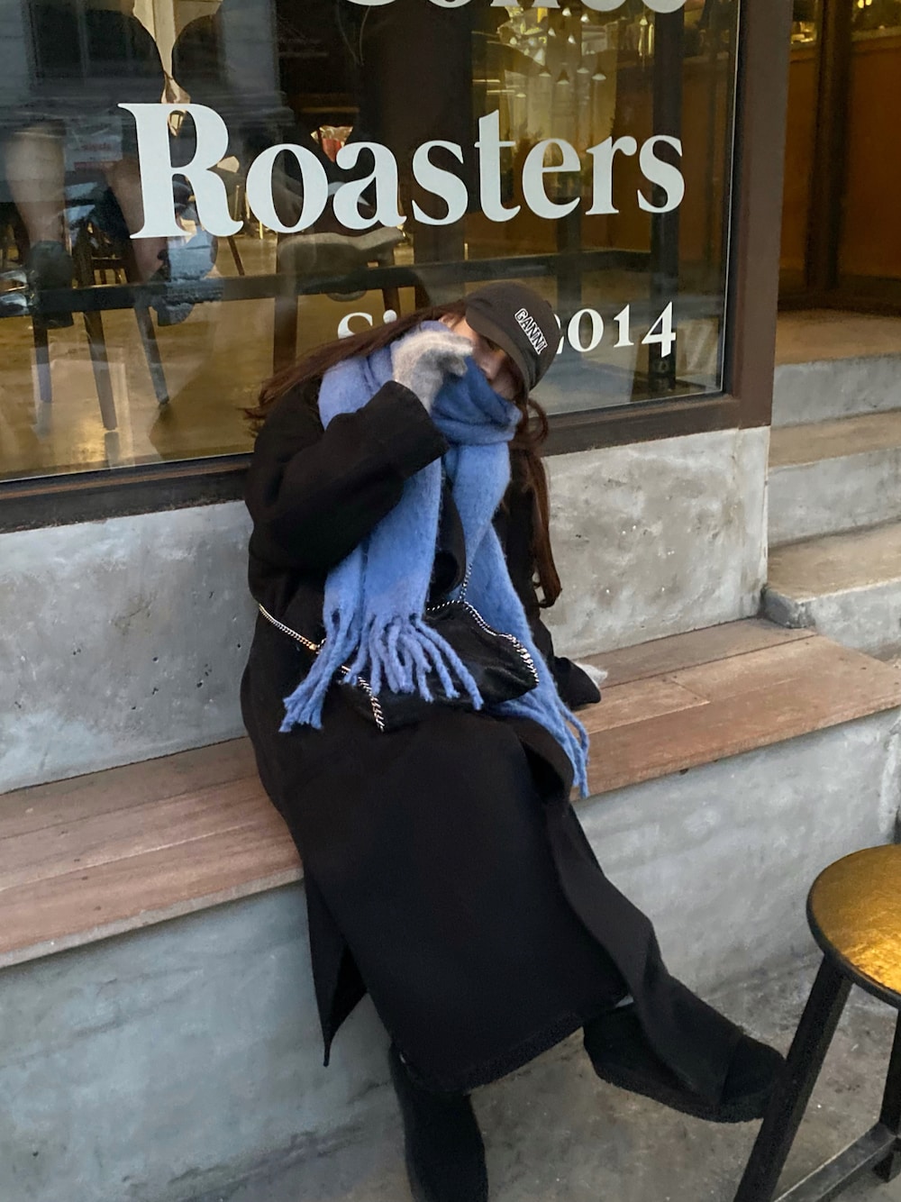 「冬ファッション、休日スタイル、マフラー、ブルーコーデ、冬を彩る色いろコーデ、コート、ロングコート、キャップ、ブラックコーデ、ムートンブーツ、手袋」｜「GANNIのGANNI コットンキャップ（キャップ、ブラック系）」を使った、Rさん（骨格ウェーブ・レディース・153cm）の冬コーディネートの1枚目の写真