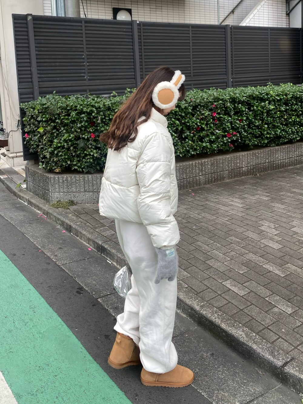 「今日のコスメと服、ダウンジャケット、ホワイトコーデ、冬コーデ、スウェットパンツ、イヤーマフ、ムートンブーツ」｜「GUのアイテム（スウェットパンツ、ホワイト系）」を使った、Rさん（骨格ウェーブ・レディース・153cm）の冬コーディネートの1枚目の写真