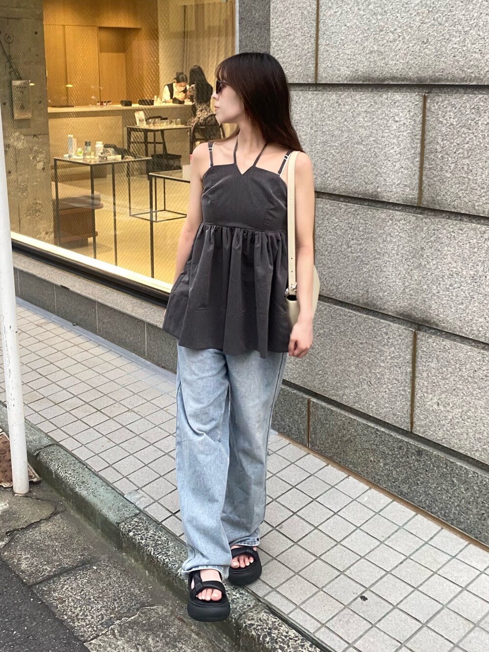 「アツいコーデ全部見せ、レイヤードスタイル、スポーツミックス、プチプラ、夏コーデ、ootd、デニム、デニムパンツ」｜「MERLOTの【RENNA’s direction item】マルチwayリボンチュニック（チュニック、グレー系）」を使った、Rさん（骨格ウェーブ・レディース・153cm）の夏コーディネートの1枚目の写真