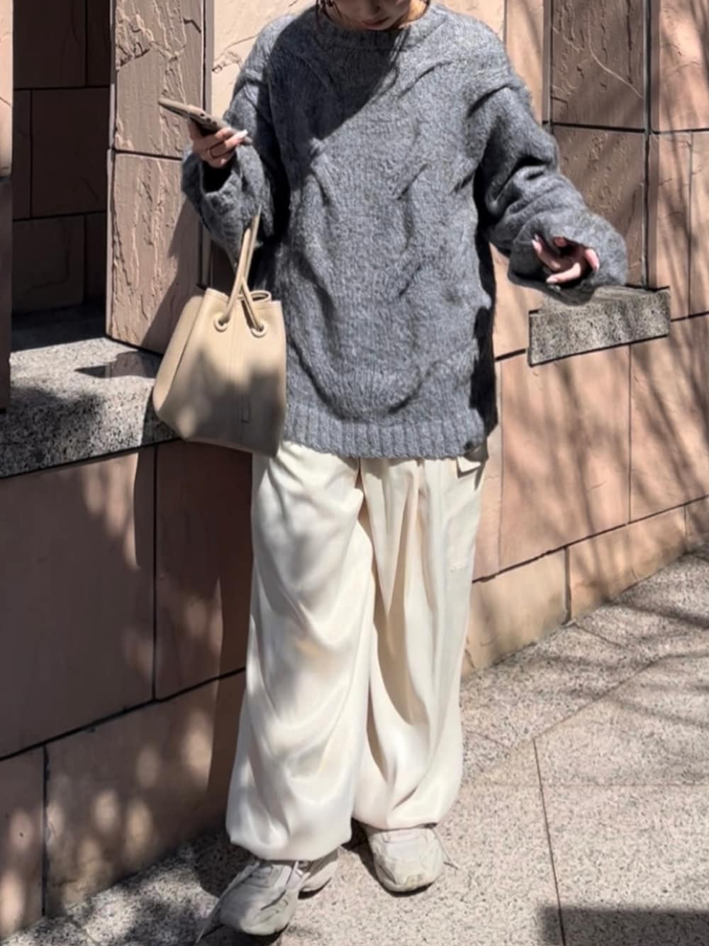 「春のおしゃ見えテクニック、休日スタイル、お出かけコーデ、春服コーデ、パンツコーデ、春服、オトナカジュアル」｜「Babのケーブルミックス編みニット（ニット/セーター、グレー系）」を使った、Rさん（骨格ウェーブ・レディース・153cm）の春コーディネートの1枚目の写真