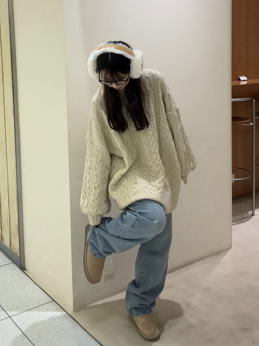 「秋っぽコーデ更新中、デニム、ニットコーデ、イヤーマフ、白ニット、ケーブルニット、秋コーデ、プチフラコーデ」｜「SHEINのアイテム（ニット/セーター、ホワイト系）」を使った、Rさん（骨格ウェーブ・レディース・153cm）の秋コーディネートの1枚目の写真