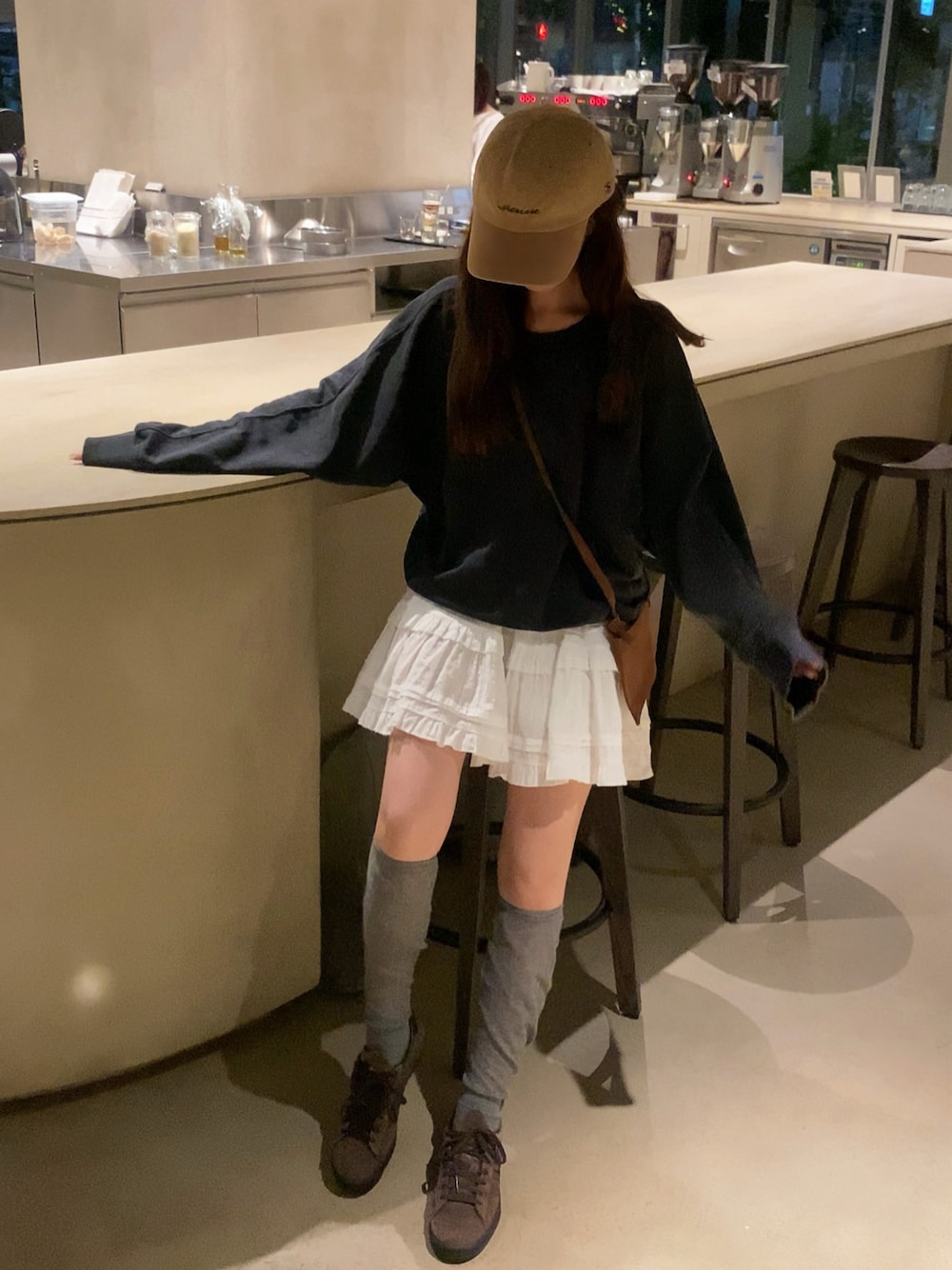 「秋っぽコーデ更新中、キャップ、スウェットコーデ、スウェット、GU、GUコーデ、プチプラコーデ、adidas、スニーカーコーデ、カジュアルコーデ、韓国ファッション、韓国ブランド、白スカート」｜「UNE MANSIONの【インナーパンツ付き】【 2color ／ 2lengths ショート丈とロング丈で丈感を自由に選べるスカート 】フリルレースポップコーンティアードギャザースカート（スカート、ホワイト系）」を使った、Rさん（骨格ウェーブ・レディース・153cm）の秋コーディネートの1枚目の写真