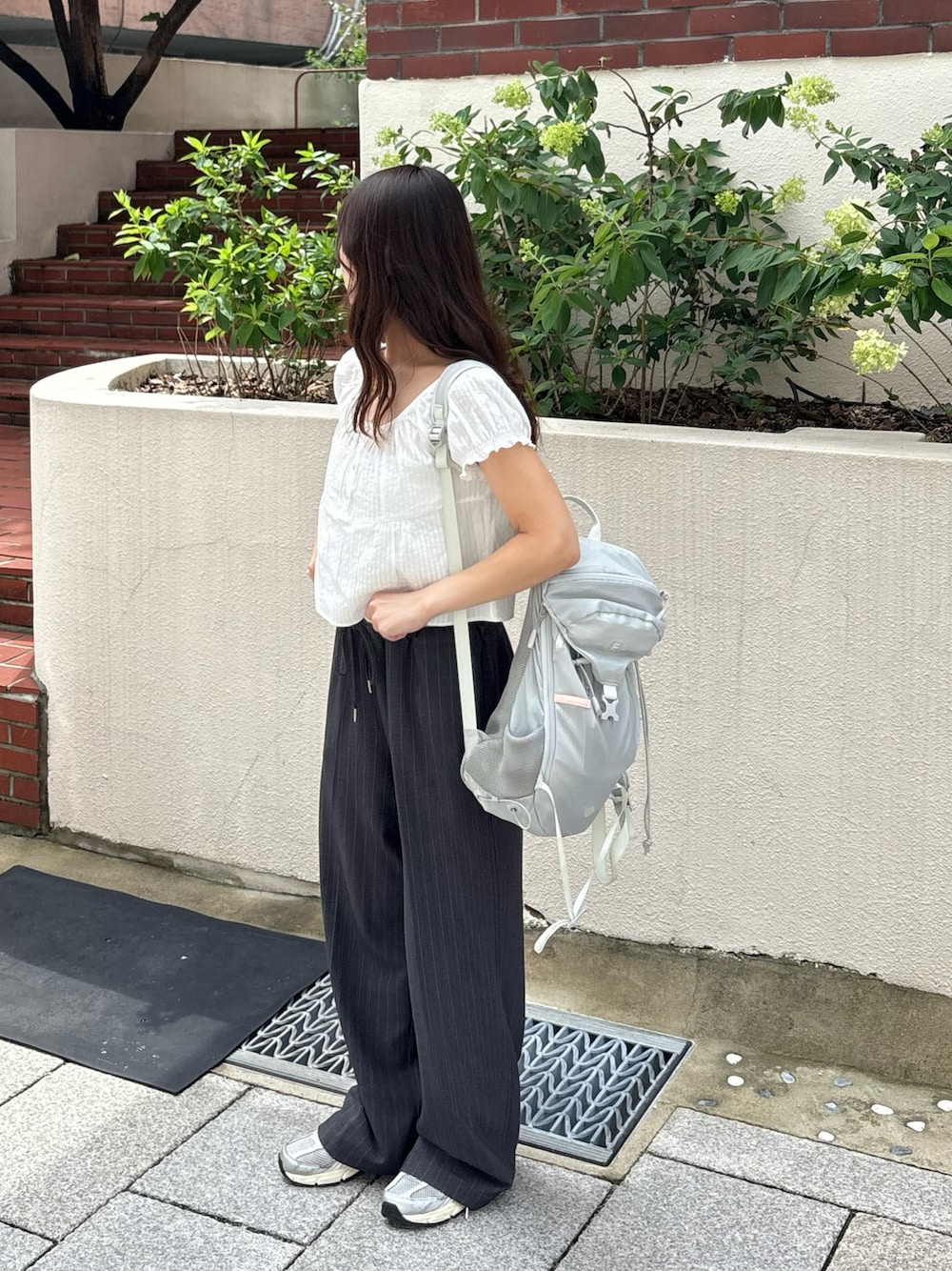 「夏ルックで気分アップ、ブラウス、スラックス、スラックスパンツ、リュック、韓国ファッション、韓国ブランド」｜「TANNATのアイテム（トップス、ホワイト系）」を使った、Rさん（レディース・153cm）の夏コーディネートの1枚目の写真