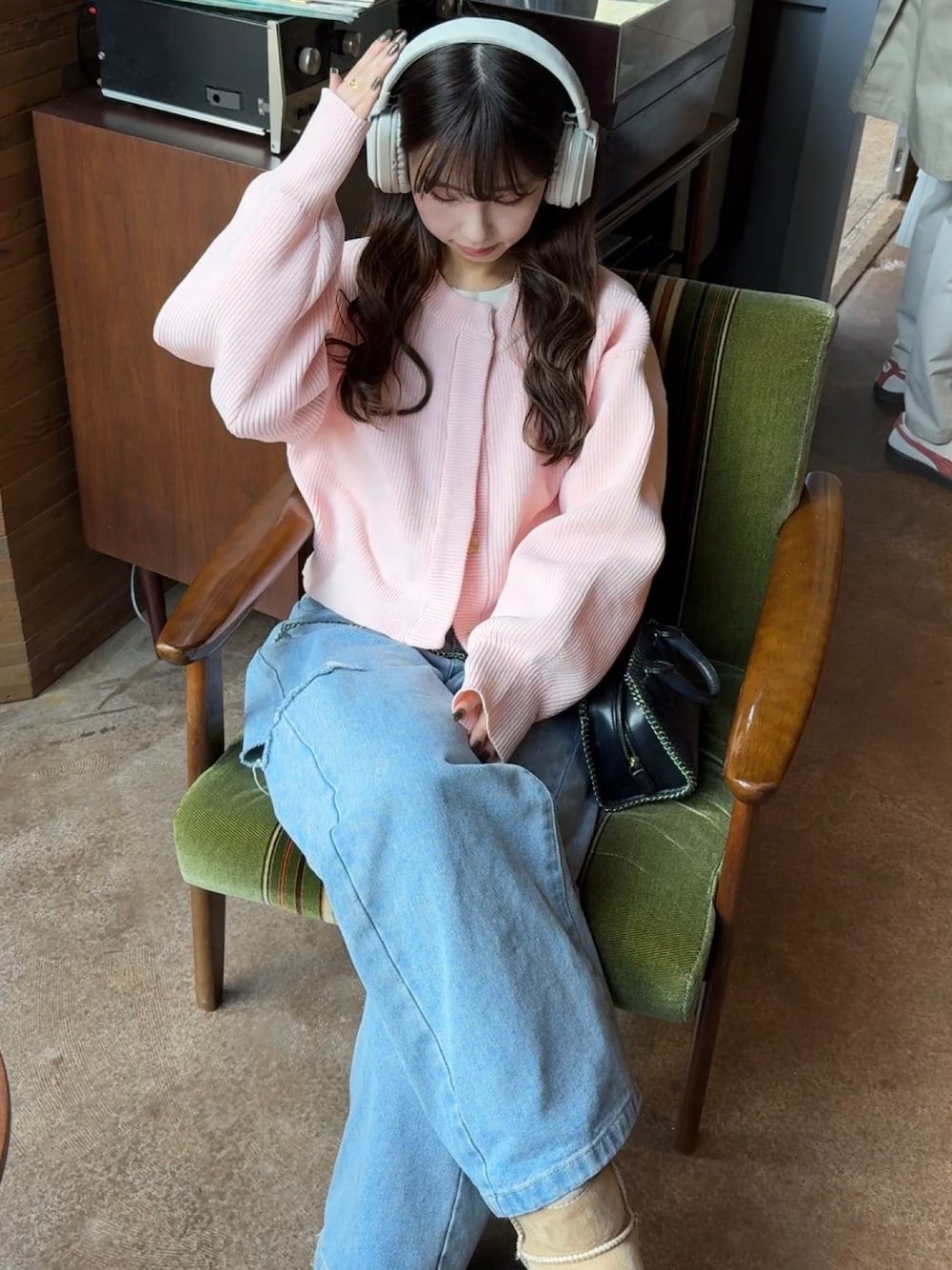 「春のおしゃ見えテクニック、休日スタイル、お出かけコーデ、春服コーデ、パンツコーデ、デニム、デニムコーデ、ピンク、カーディガン」｜「Aunt Marie'sの【前後2WAY】クルーネッククロップドカラーカーデ（カーディガン/ボレロ、ピンク系）」を使った、Rさん（骨格ウェーブ・レディース・153cm）の春コーディネートの1枚目の写真