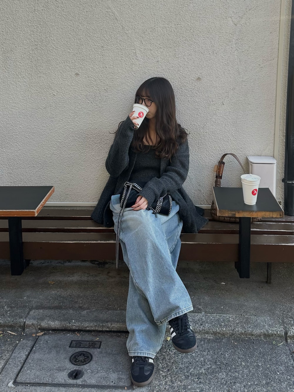 「真冬のあったかスタイル、デニム、アンサンブル、ニットビスチェ、スニーカー、adidas、カフェコーデ、ニットカーディガン」｜「emorのアイテム（アンサンブル、グレー系）」を使った、Rさん（レディース・153cm）の冬コーディネートの1枚目の写真