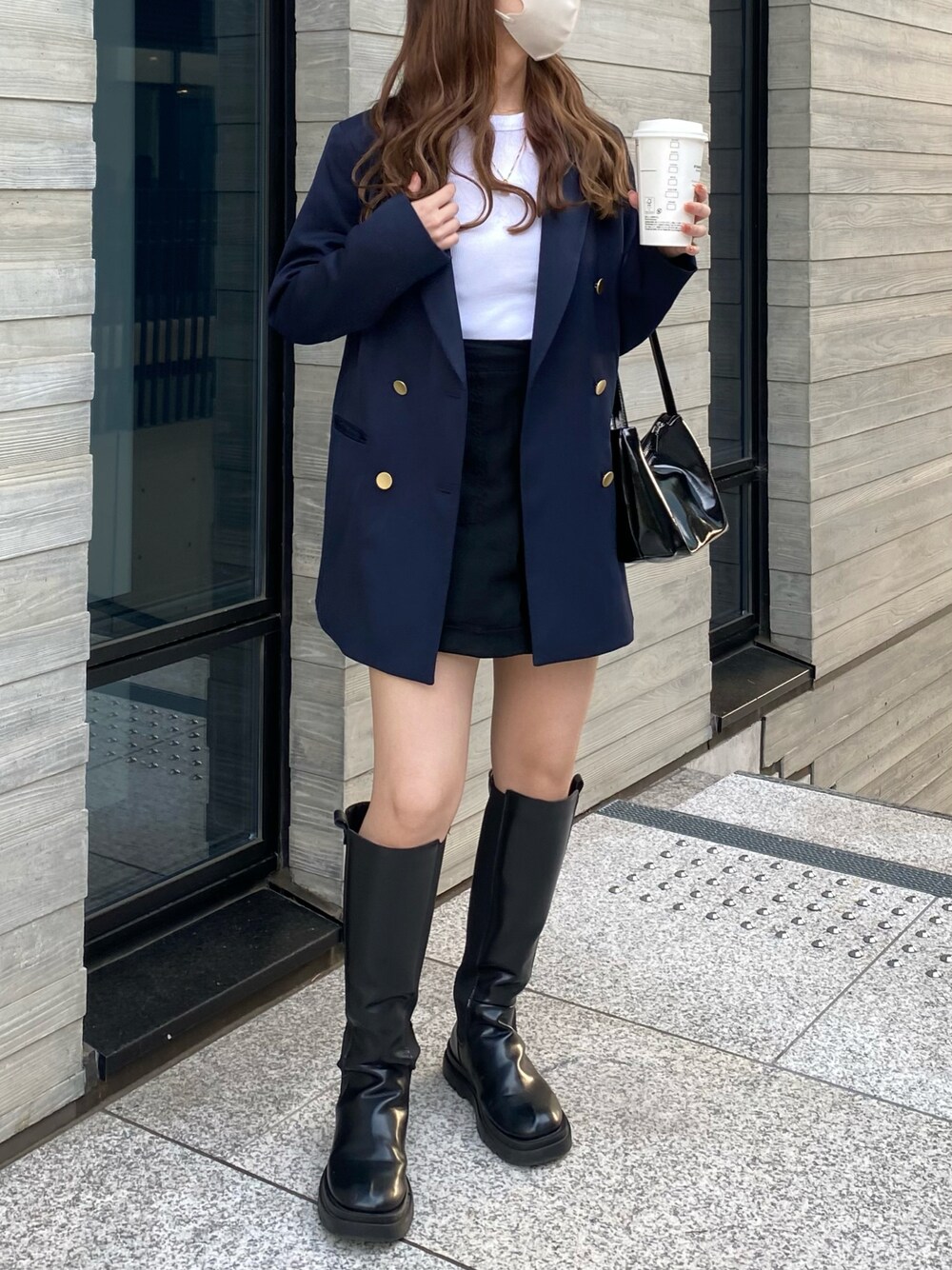 「春のおしゃ見えテクニック、お出かけコーデ、春服コーデ、ジャケットコーデ、ジャケット、ネイビー、ロングブーツ、春コーデ」｜「GUのアイテム（ジャケット/アウター、ブルー系）」を使った、Rさん（骨格ウェーブ・レディース・153cm）の春コーディネートの1枚目の写真