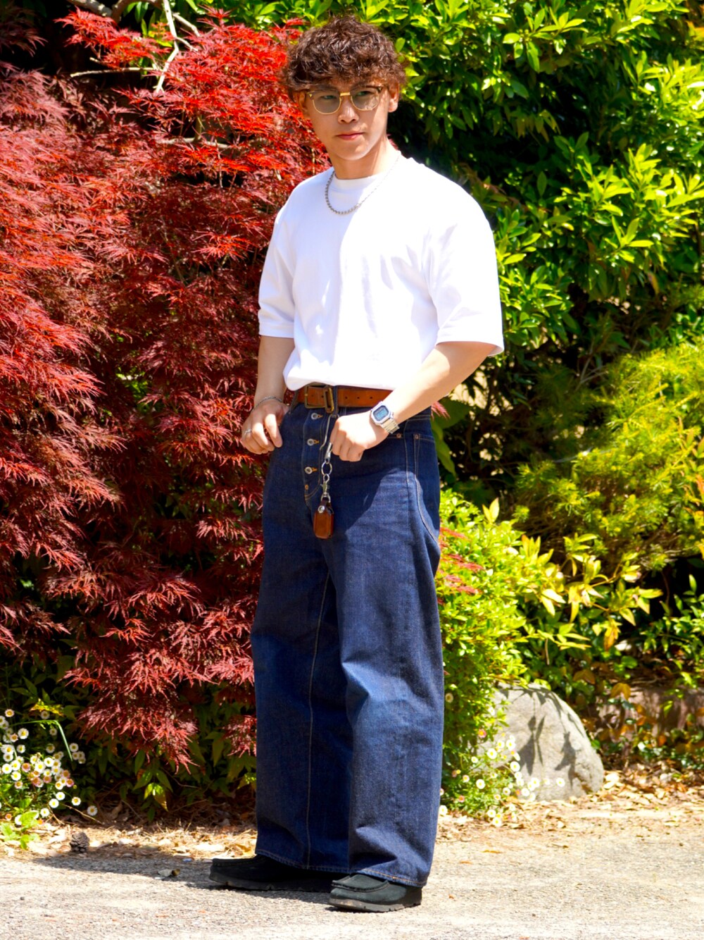 ホワイト系のTシャツ/カットソー、ブルー系のデニムパンツ、ブラック系のシューズを着用したメンズの春コーディネートの1枚目の写真