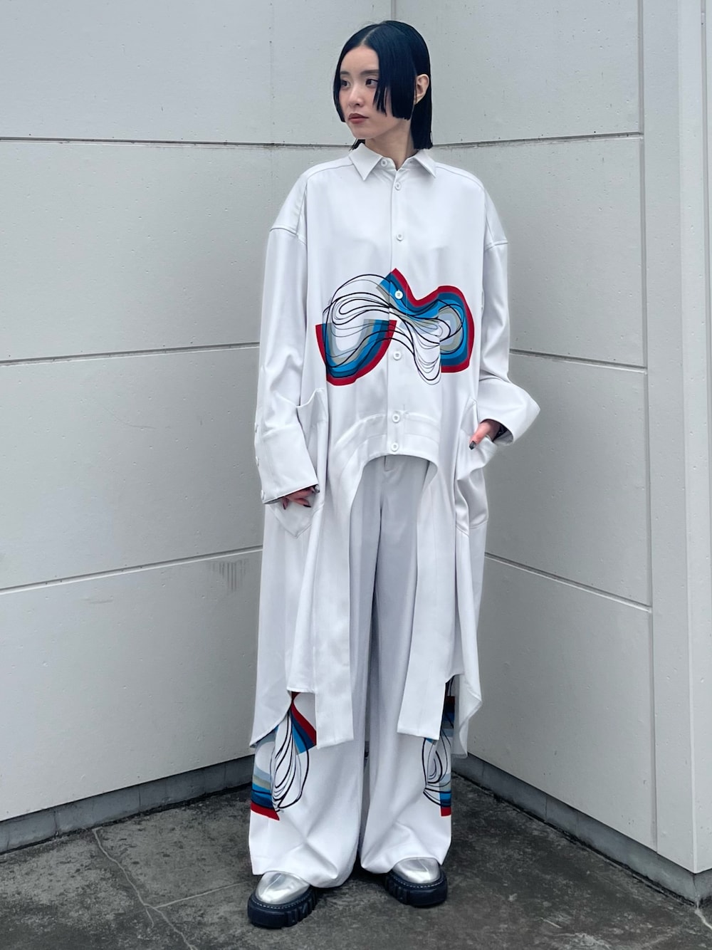 ホワイト系のシャツ/ブラウス、ホワイト系のその他パンツ、シルバー系のブーツを着用したレディースの冬コーディネートの1枚目の写真