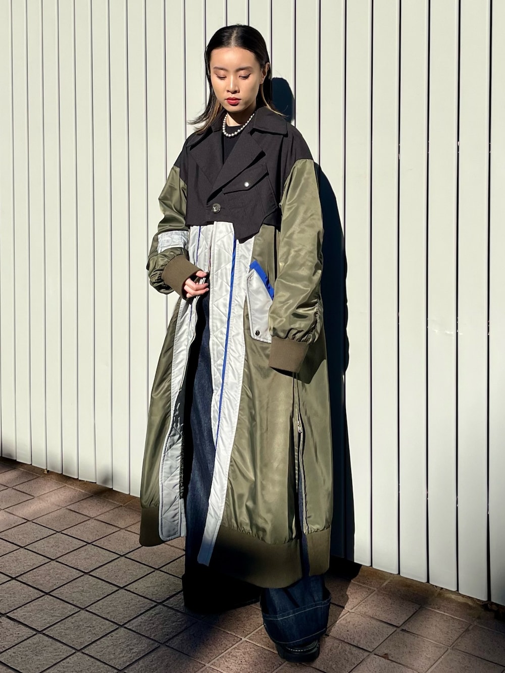ブラック系のその他アウター、ブルー系のデニムパンツ、ブラック系のブーツを着用したレディースの冬コーディネートの1枚目の写真