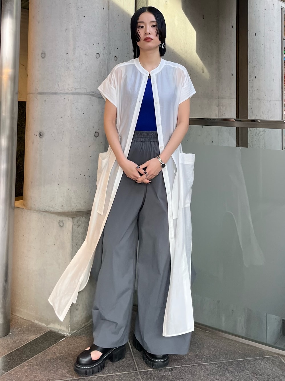 ブルー系のタンクトップ、ホワイト系のシャツ/ブラウス、グレー系のその他パンツを着用したレディースの冬コーディネートの1枚目の写真