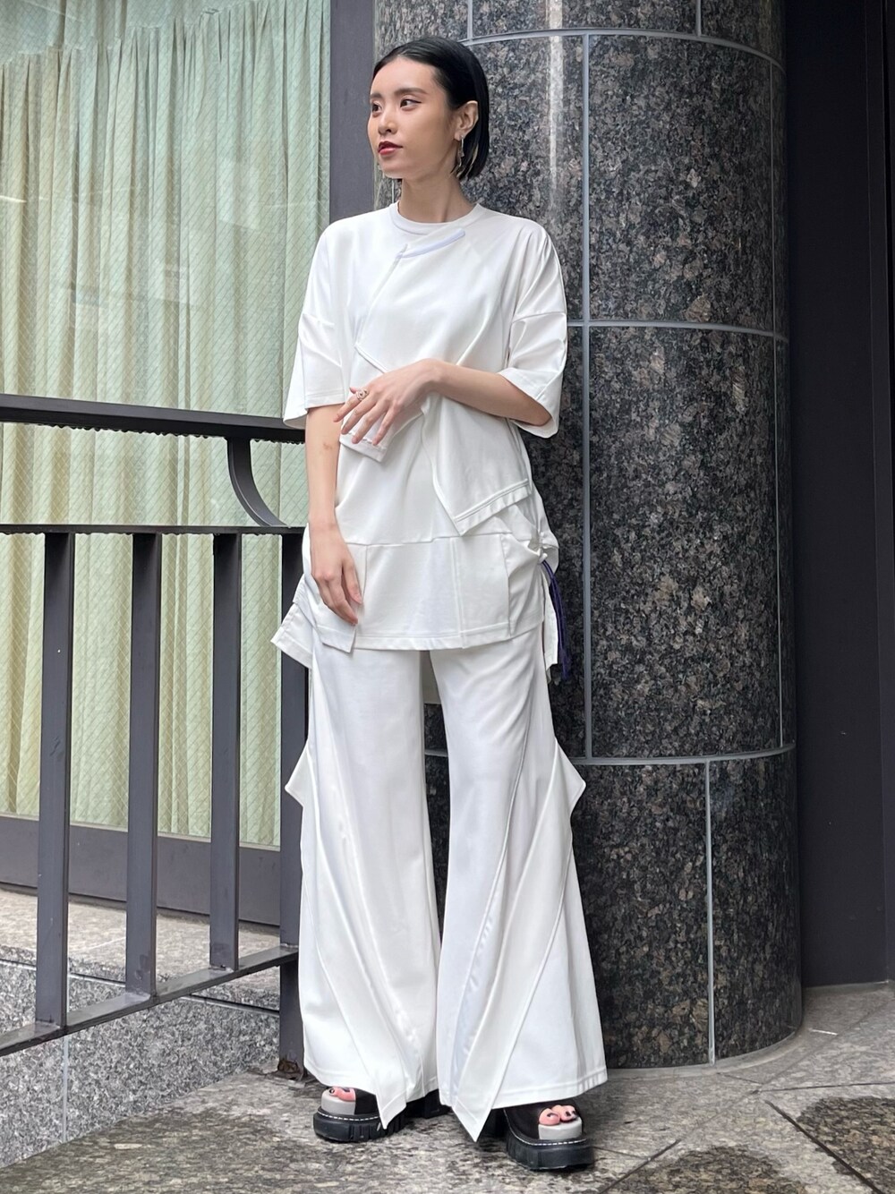 ホワイト系のTシャツ/カットソー、ホワイト系のその他パンツ、その他のサンダルを着用したレディースの春コーディネートの1枚目の写真