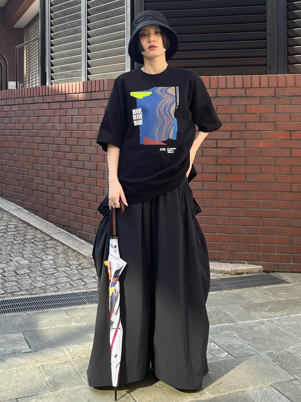 ブラック系のTシャツ/カットソー、ブラック系のその他パンツ、シルバー系のサンダルを着用したレディースの春コーディネートの1枚目の写真
